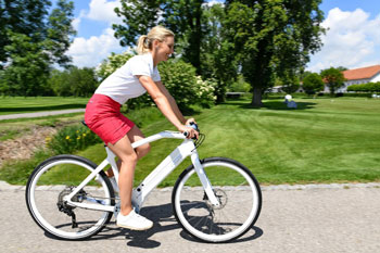 E-Bikes beflügeln - Gesund und mobil statt schlapp und schlecht gelaunt. Daher ist der Kauf eines E-Bikes sicher gesundheitsförderlich.