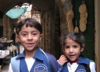 Kinder in Hebron. Auf der Reise nach Palästina wird sich ihre Einstellung verändern.