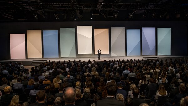 Keynote-Speaker auf einer modernen Bühne vor einem großen Publikum