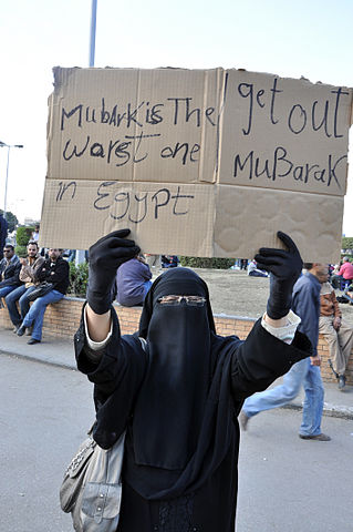 Frau mit Niqab demonstriert in Ägypten, 2011