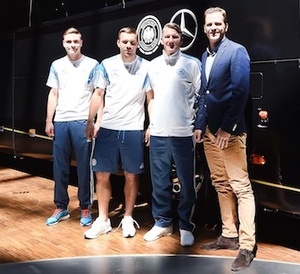 DIE MANNSCHAFT hat einen neuen Stern. Weltmeister fährt nun mit Mercedes Travego M.