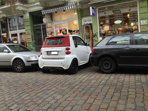 Frühstart an der Waterkant - Was in Berlin geht, geht auch in Hamburg. Mercedes hat das kleinste Auto