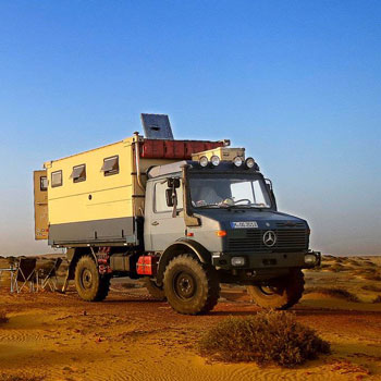 Mit einem Solardach hat der Unimog in der Wüste immer Strom