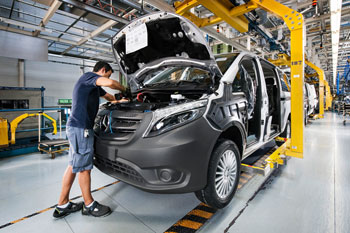 Vito-Produktion in Vitoria: Neben dem Sprinter ist der Midsize-Van inzwischen der zweite Welttransporter von Mercedes-Benz Vans.