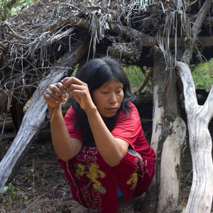 paraguay ayoreo frau vor verlassenem haus