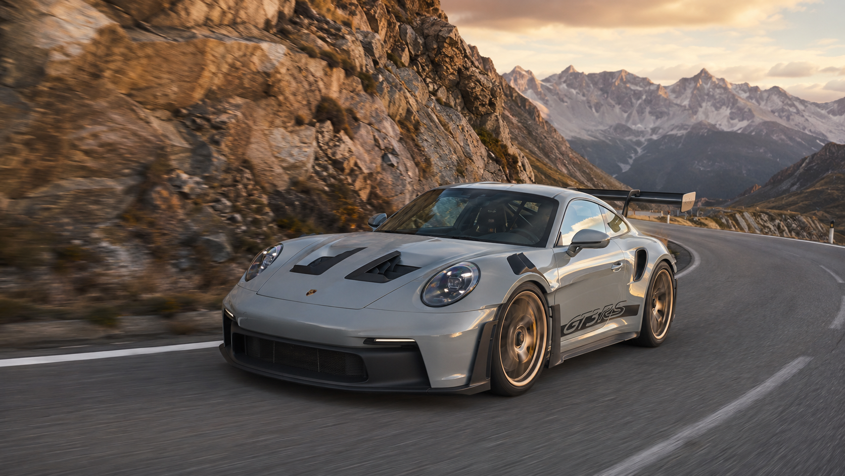 Porsche 911 GT3 RS Baureihe 992 mit Schwanenhals-Heckflügel auf einem Alpenpass