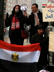 Hoda Salah spricht  auf Demonstration in Berin während  der Revolution auch über die Frauenbewegung