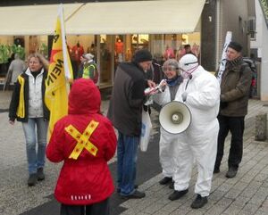 Angelika Claußen an der "Dekontaminationsstelle" der IPPNW in Bad Salzuflen