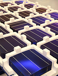 Solarmodule verpackt in Halle