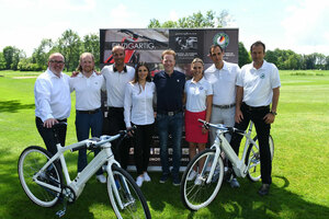 Foto „Schulung Eichenried“: Die Markenbotschafter des Golfclubs München Eichenried mit Uwe Freund, Direktor-CMO der Emotion of Brands AG (links) und Skisprung-Legende Dieter Thoma (Mitte). (Foto: Frank Föhlinger)