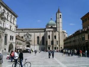 /media/photos/urlaub/italien/ascoli-piazza-del-popolo.jpg