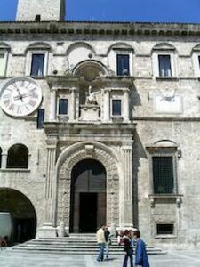 /media/photos/urlaub/italien/palazzo-dei-capitani-in-ascoli.jpg