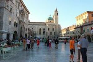 /media/photos/urlaub/italien/piazza-del-popolo-in-ascoli.jpg