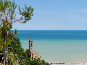 Das unbekannte Italien vorgestellt von der Reisführerin schafft es den Urlaub in Italien mit neuen und unbekannten Eindrücken zu beschreiben. Im Bild die Aussicht von der Cupra Marittima, Paese alto